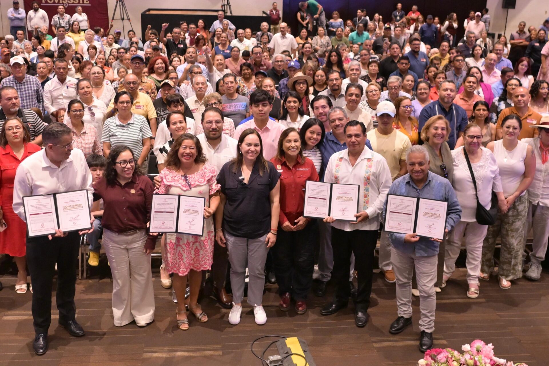 Entrega de constancias de finiquito del FOVISSSTE a familias en Veracruz