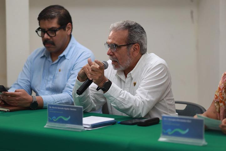 Rector Martín Aguilar Sánchez dialogando con académicos de la FISPA en Acayucan