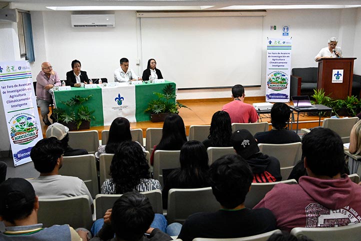 Autoridades de la UV y el Colegio de Postgraduados durante el inicio del foro
