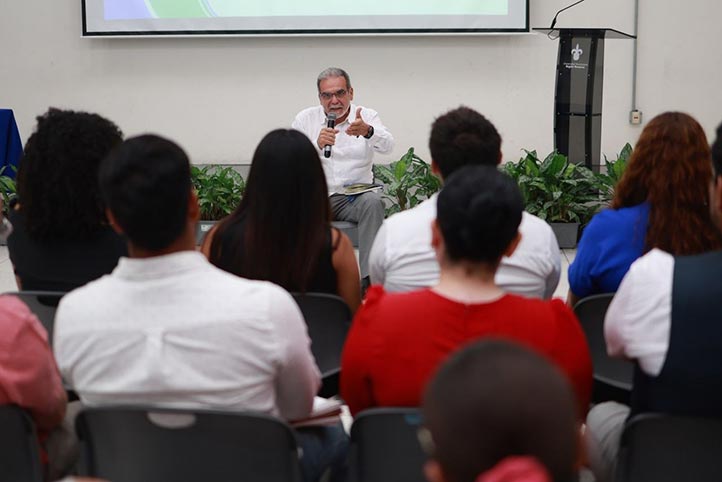 Rector Martín Aguilar Sánchez en foro estudiantil de la UV