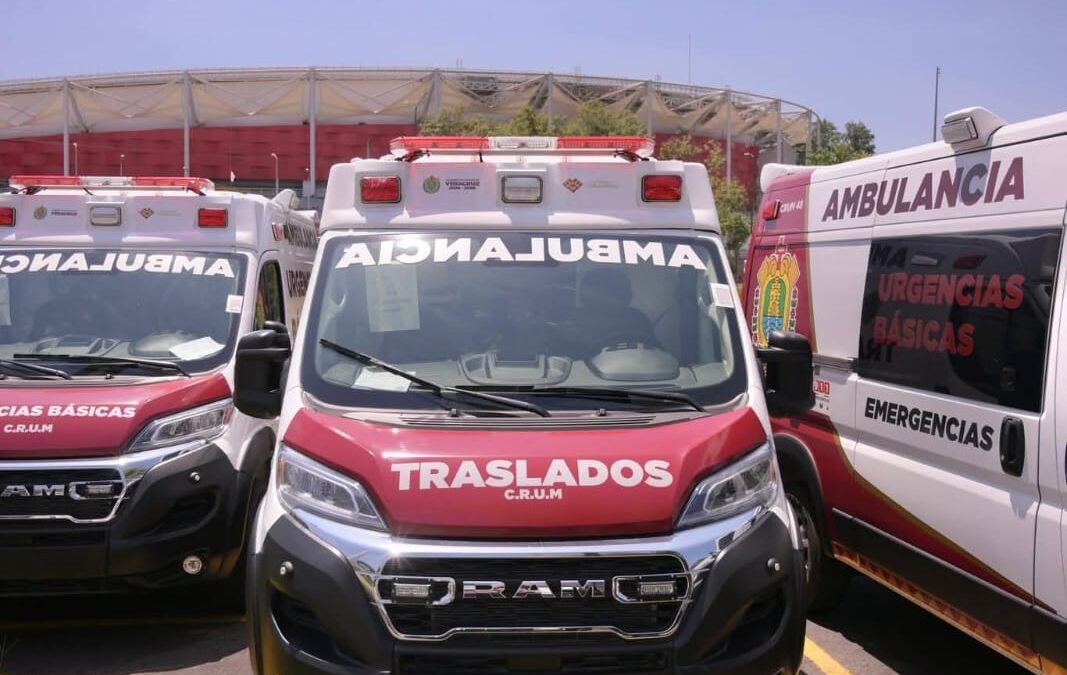 Gobernadora entrega ambulancias para fortalecer red hospitalaria estatal