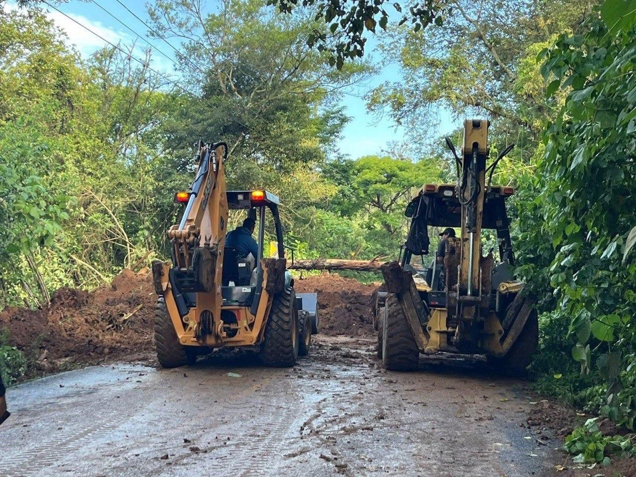 Equipos de Protección Civil y Sedena realizan labores de despeje en Xalapa durante lluvias