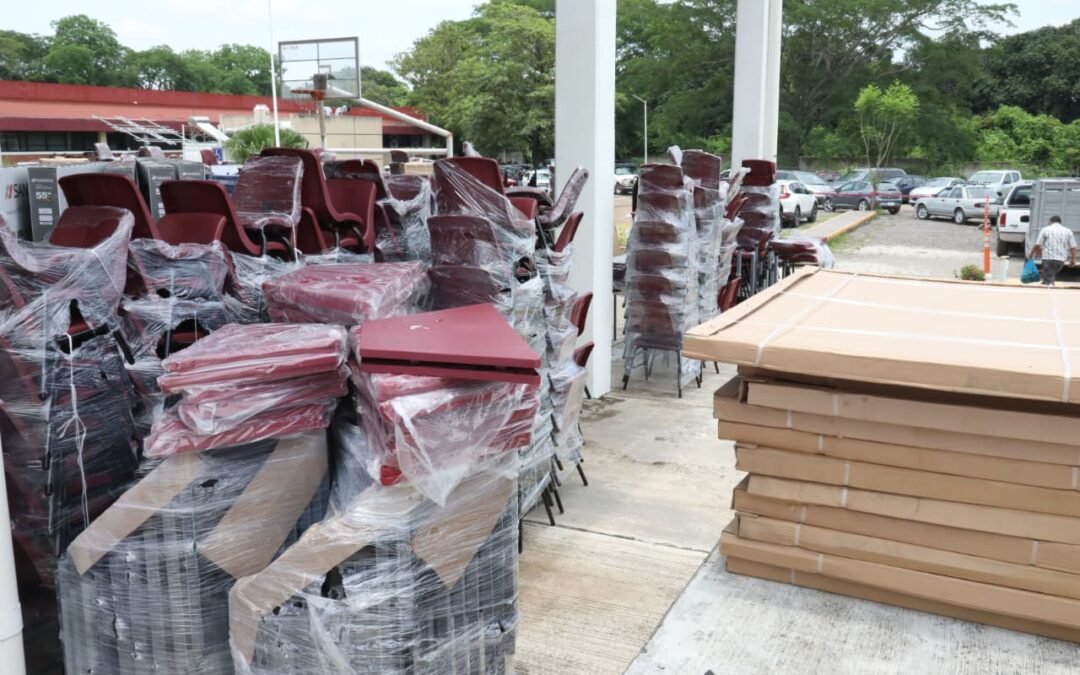 Gobierno de Veracruz entrega equipamiento a 232 escuelas