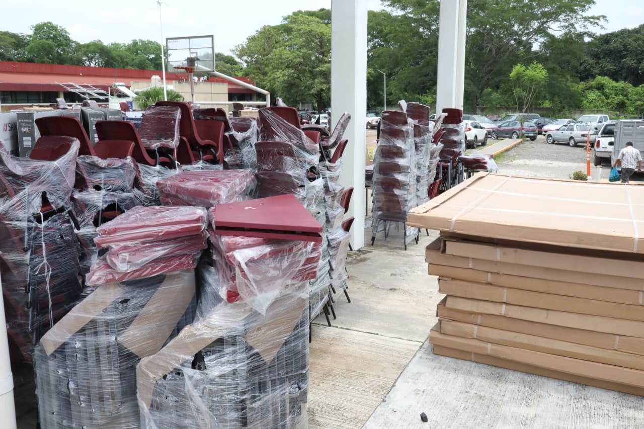 Entrega de pantallas y pizarrones en escuelas de Veracruz
