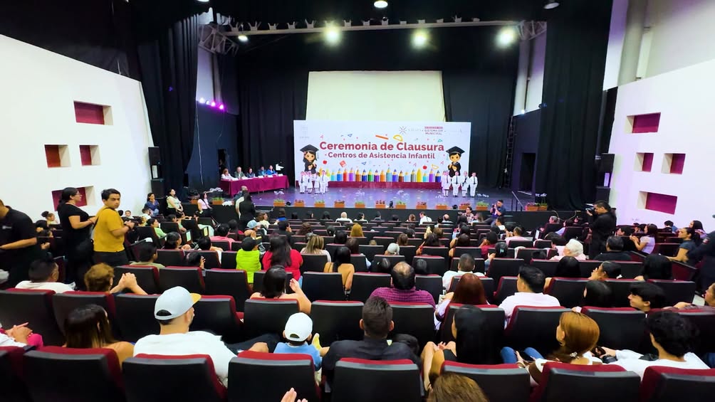 Graduados de preescolar de los Centros de Atención Infantil en Xalapa con la alcaldesa Daniela Griego Ceballos