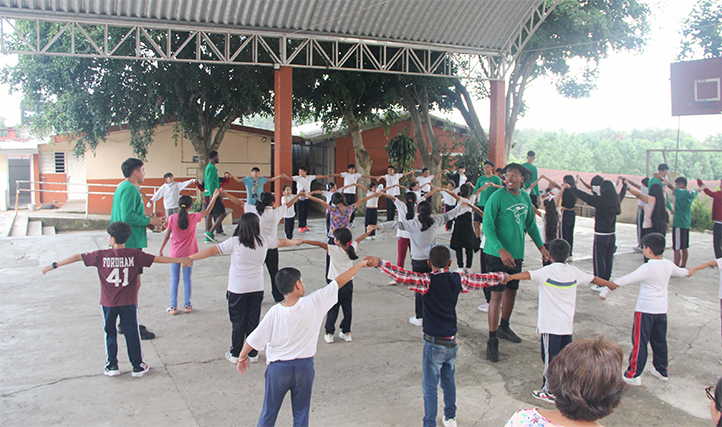 Halcones UV y Casa UV llevan baloncesto a primaria en Xalapa