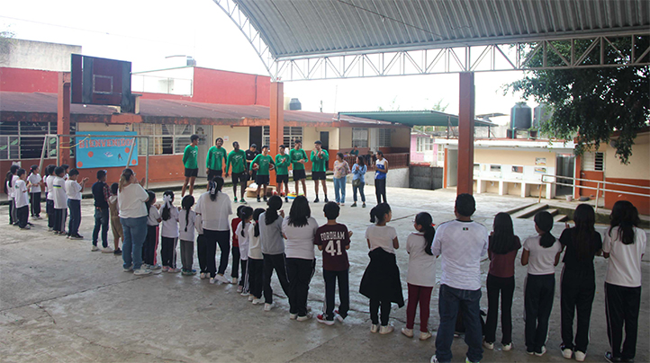 Halcones UV y Casa UV llevan baloncesto a primaria en Xalapa