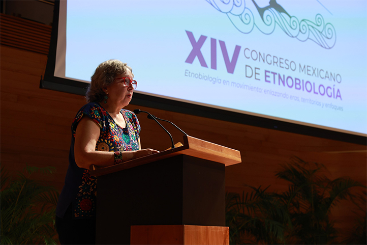 Ana Isabel Moreno Calles impartiendo conferencia magistral en homenaje a Arturo Gómez Pompa