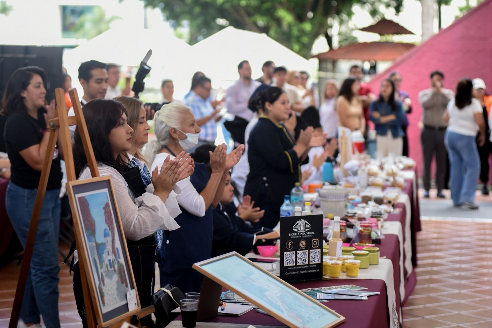 Heber Fernández Lara y autoridades en la inauguración de la Expoventa de la Escuela Industrial Concepción Quirós Pérez