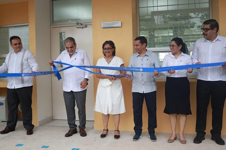 Corte inaugural del Centro de Investigaciones Interdisciplinarias en Ciencias Sociales de la UV en Minatitlán