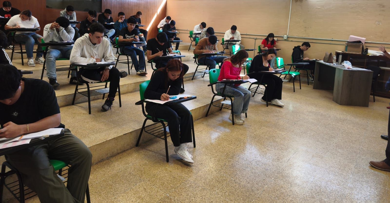 Aspirantes a las escuelas normales de Veracruz durante la evaluación diagnóstica gratuita