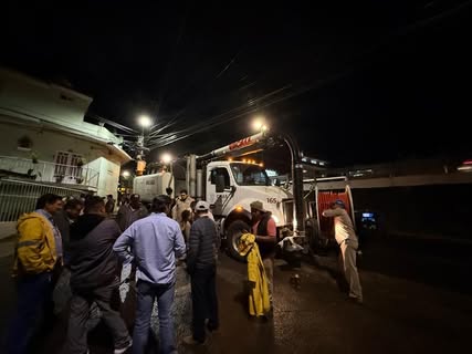 Trabajos de rehabilitación de tubería pluvial en bulevar Xalapa-Banderilla a la altura del puente Macuiltépetl, Xalapa.