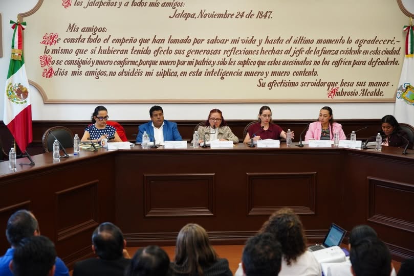 Alcaldesa Daniela Griego tomando protesta a integrantes del Gipeax en el Ayuntamiento de Xalapa
