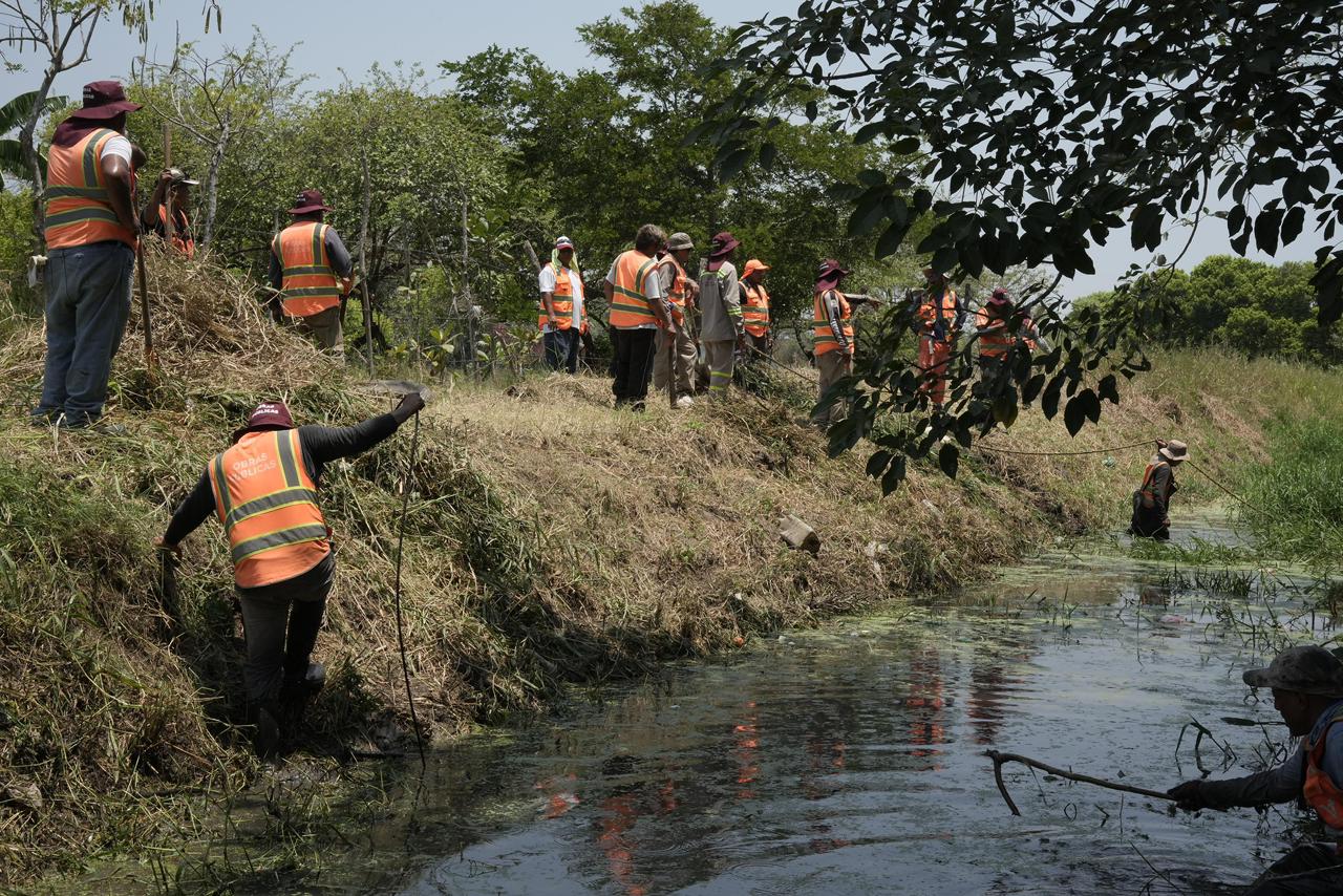 Trabajos de limpieza y desazolve en canales pluviales de Veracruz