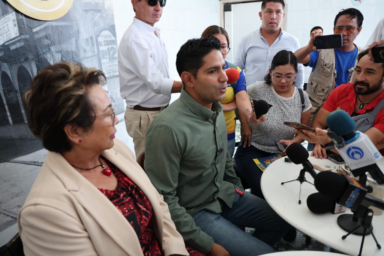 Diputado Javier Herrera Borunda en reunión en Piedras Negras, Tlalixcoyan