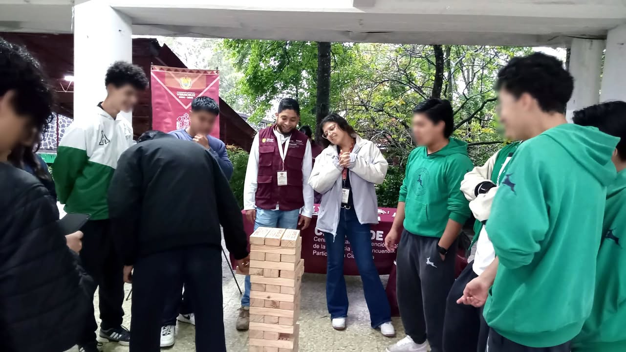 Estudiantes en plática sobre prevención de violencia sexual en preparatoria de Xalapa