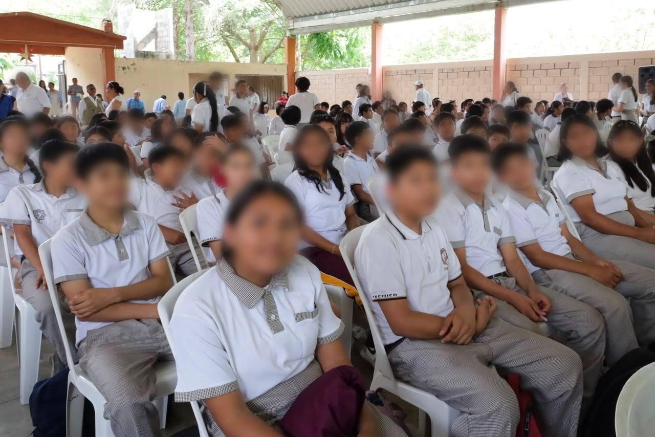 Estudiantes y padres en jornada de prevención de violencia en Tantoyuca