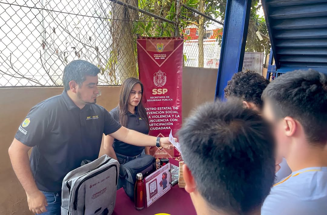 Actividades lúdicas e informativas del CEPREVIDE en la Escuela General No. 6 Jesús Reyes Heroles en Xalapa durante la jornada de salud, seguridad y derechos de