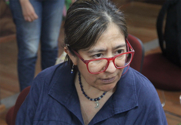Investigadora Isabel Izquierdo Campos durante su conferencia sobre jóvenes migrantes de retorno en la Universidad Veracruzana
