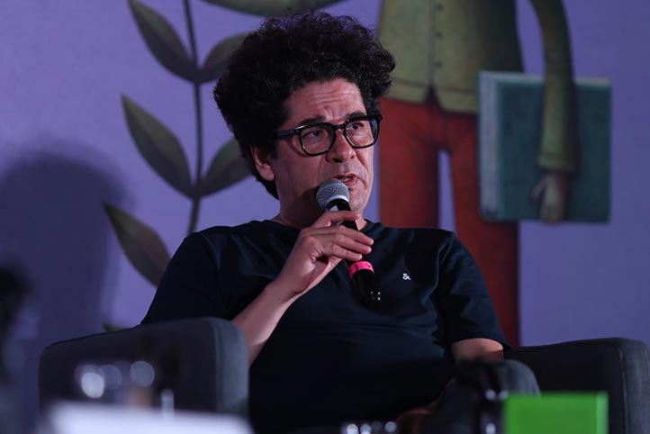 Juan Pablo Villalobos durante la presentación de su novela Al estilo Jalisco en Xalapa