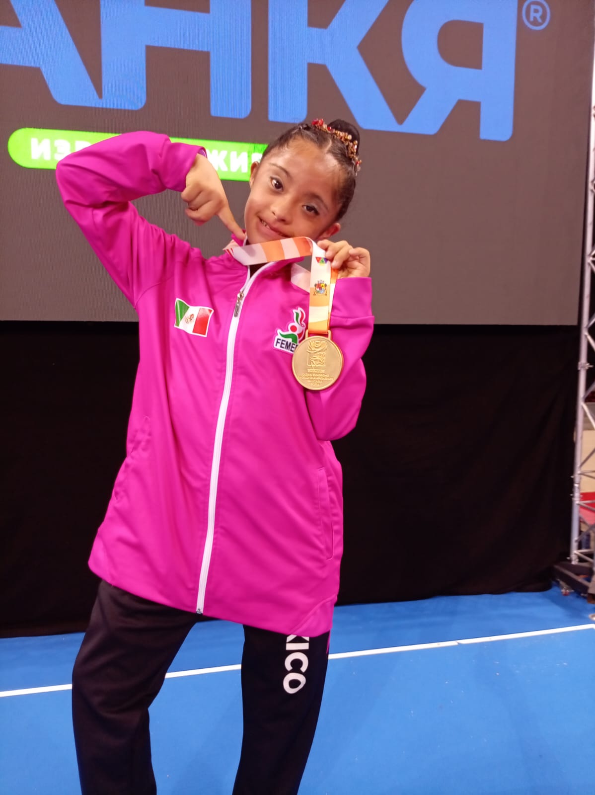 Karime Zoé López Vidaña con medalla de oro en el Mundial de Gimnasia Rítmica en Sofía, Bulgaria
