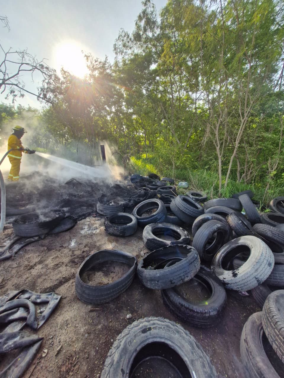 Bomberos controlan incendio por quema de llantas en Paseo de las Palmas II