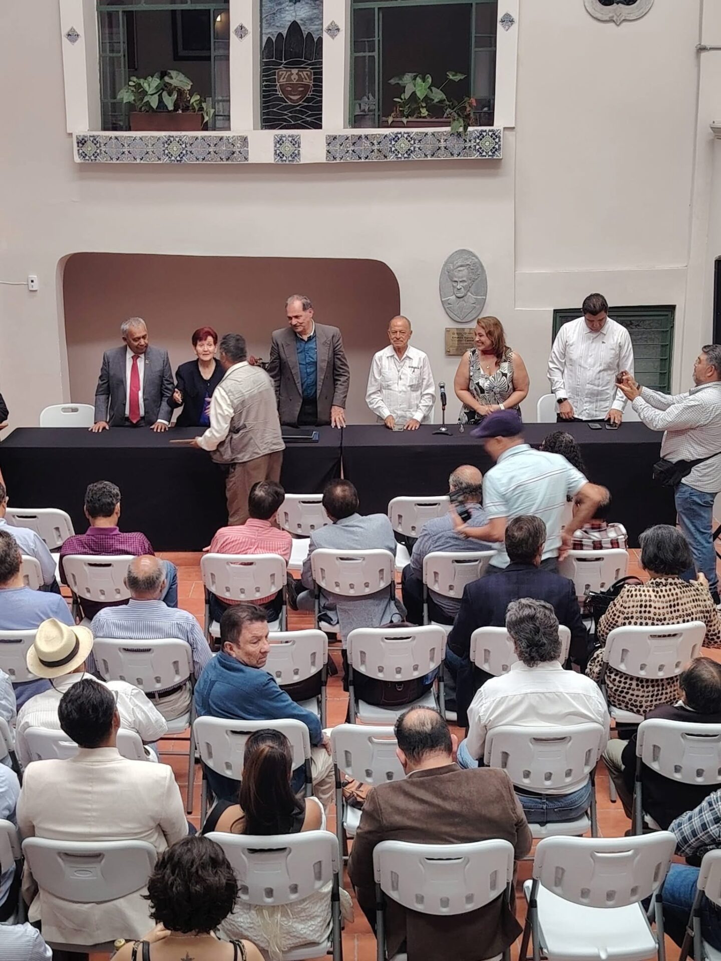 Leopoldo Pascacio en ceremonia del Premio Estatal de Comunicación ACOVER 2026