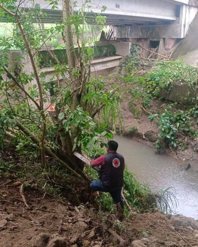 limpieza-arroyo-papas-xalapa Trabajos de desazolve en las márgenes del arroyo Papas en la colonia La Pedreguera de Xalapa