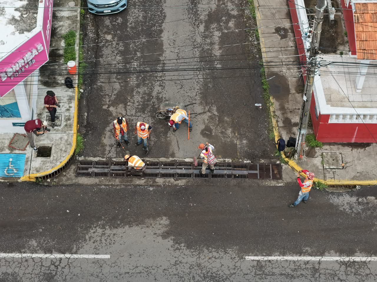 Trabajos de limpieza y desazolve en canales pluviales de Veracruz tras intensas lluvias