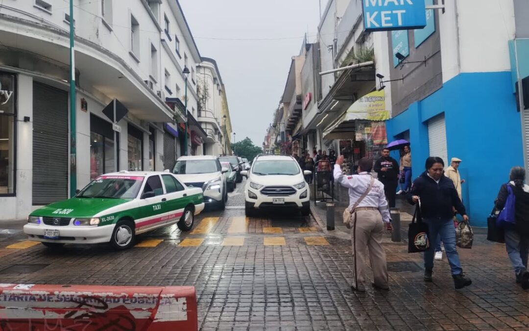 Manifestantes cierran paso vehicular en calle Enríquez de Xalapa