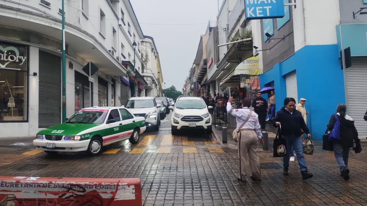 Manifestantes bloquean el paso vehicular en la calle Enríquez del centro de Xalapa