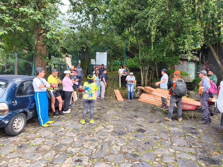 Mantenimiento de bancas recicladas en Parque Macuiltépetl
