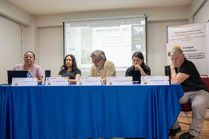 Especialistas reunidos en la Escuela para Estudiantes Extranjeros analizando la reinserción de estudiantes migrantes