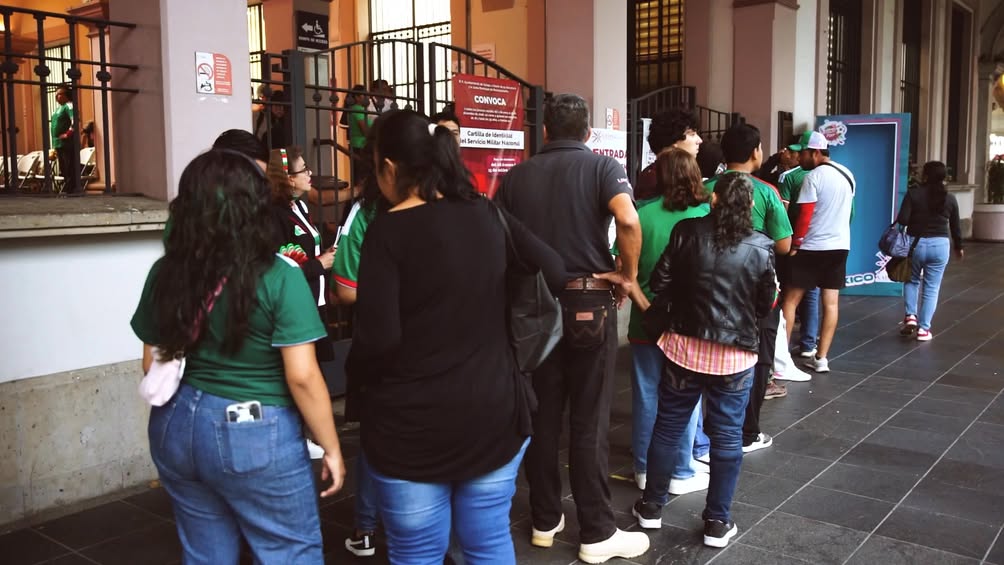Aficionados en la Zona Fan del Palacio Municipal de Xalapa viendo el partido de México