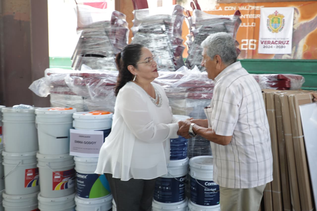 SEV entrega mobiliario e insumos a 46 escuelas en Veracruz