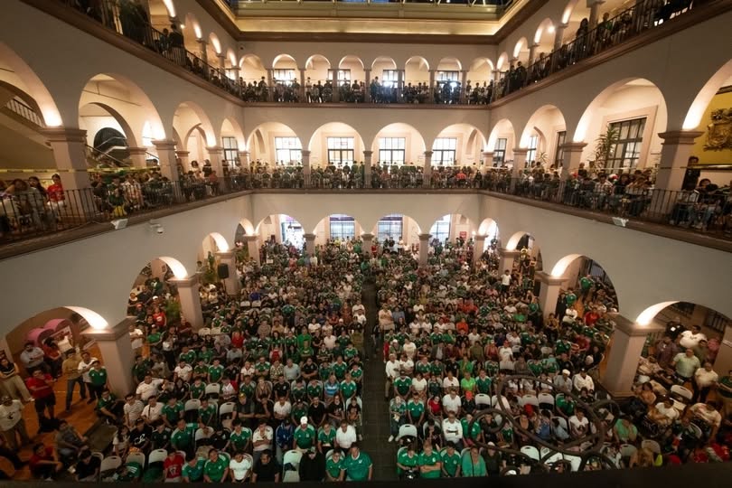 Aficionados reunidos en el Palacio Municipal de Xalapa durante la proyección del partido de la Selección Mexicana