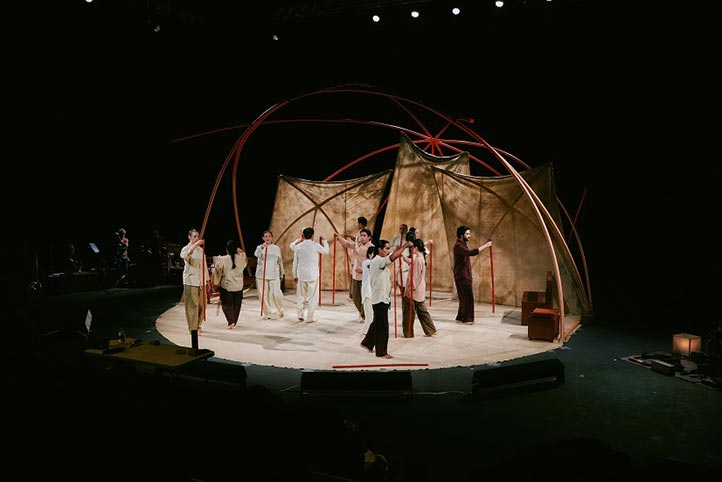 Escena de la obra El árbol que canta con actores usando máscaras