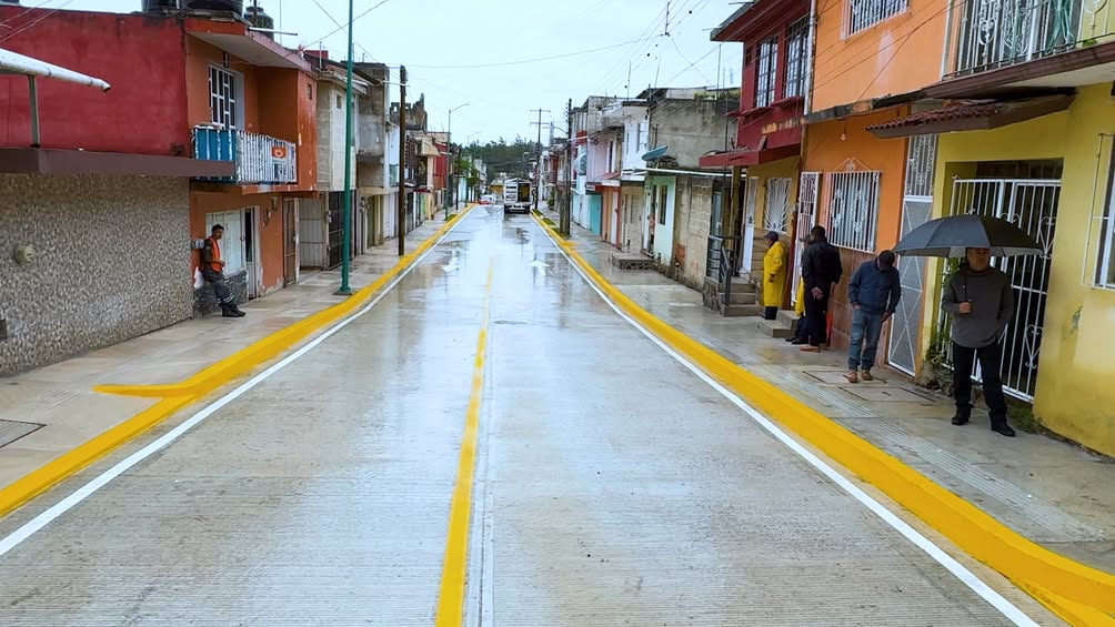 Trabajos de pavimentación en la calle Cuautla Morelos II, colonia Revolución, Xalapa