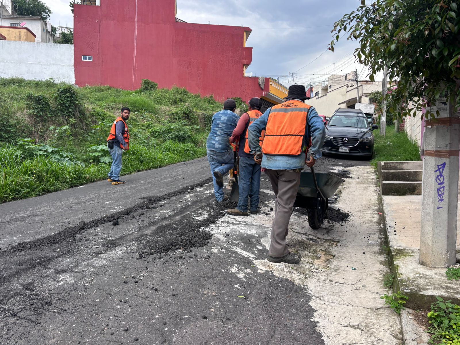 Vecinos agradecen a regidora Flor de María Mendoza por bacheo