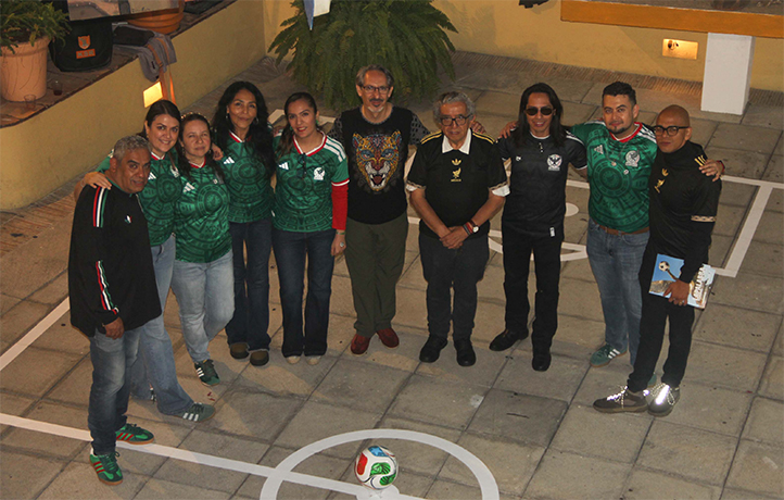 Exposición Once de la tribu con carteles de estudiantes de la UV sobre el Mundial de Futbol 2026 en la Biblioteca Carlos Fuentes