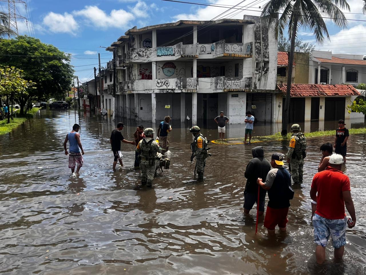 Brigadas de Protección Civil trabajan en desazolve de calles en Veracruz