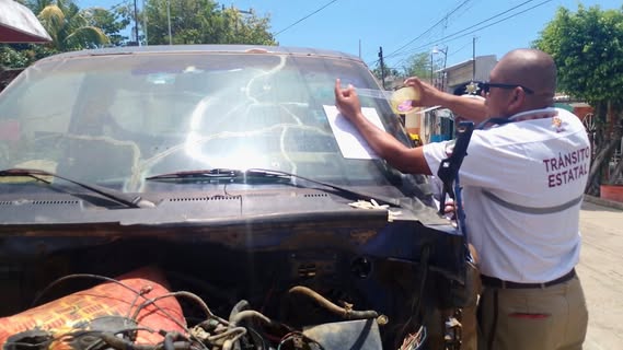 Oficiales de Tránsito notifican vehículos abandonados durante Operativo Maceta en Tuzamapan y Acayucan