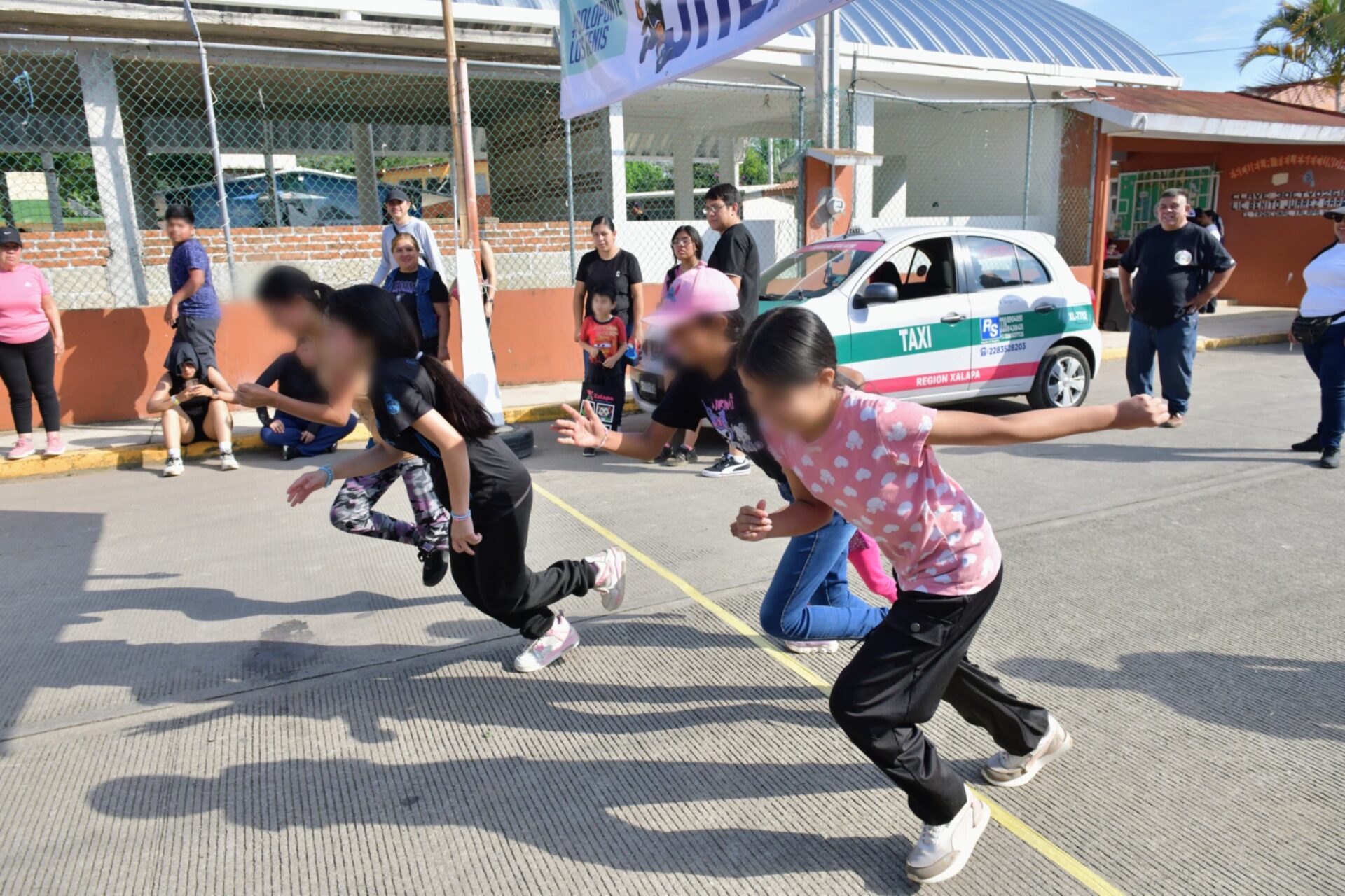 Autoridades municipales participan en carrera comunitaria en El Tronconal