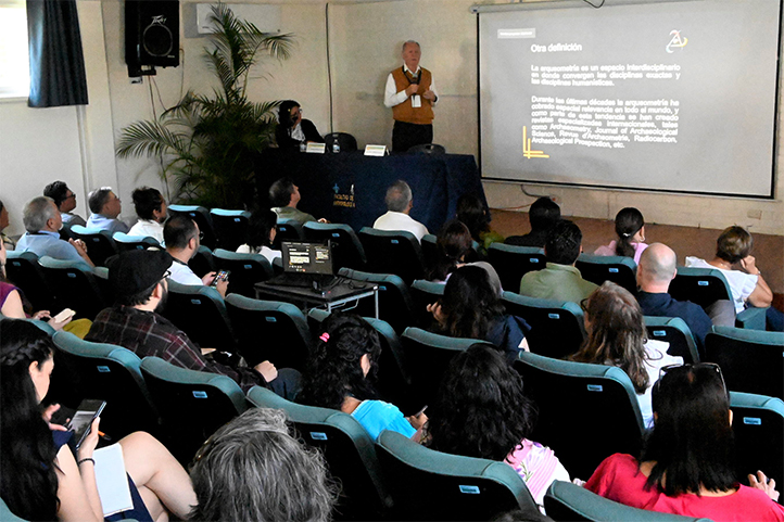 Investigador Luis Barba Pingarrón durante conferencia inaugural del Primer Congreso Nacional de Arqueometría CONAR 2026