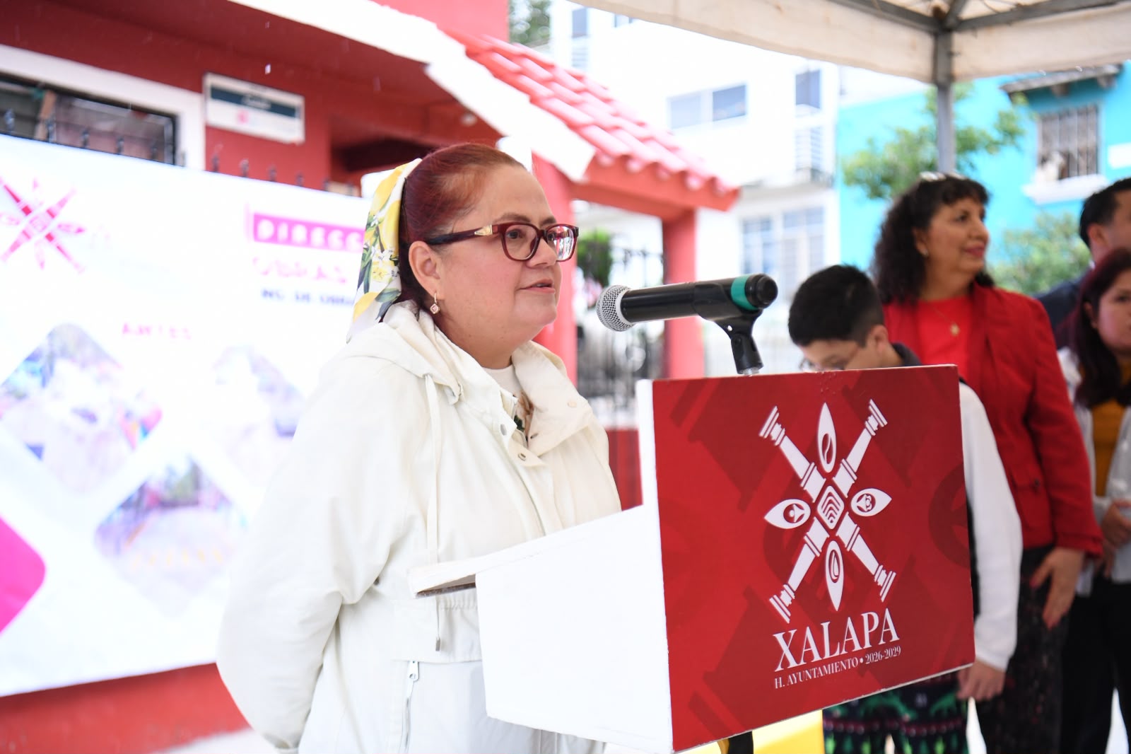 Entrega Daniela Griego pavimentación en colonia Revolución en tiempo récord