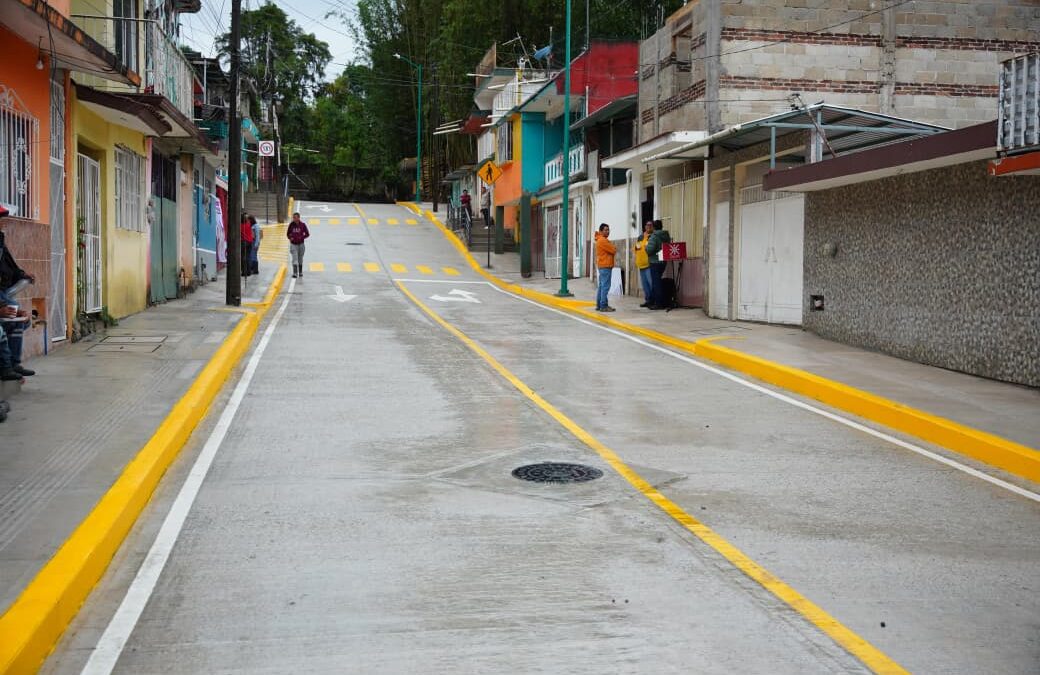 Entrega Daniela Griego pavimentación en colonia Revolución en tiempo récord