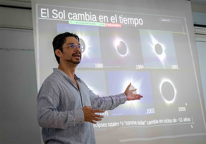 Pedro Corona Romero durante conferencia Clima espacial en México en la Universidad Veracruzana