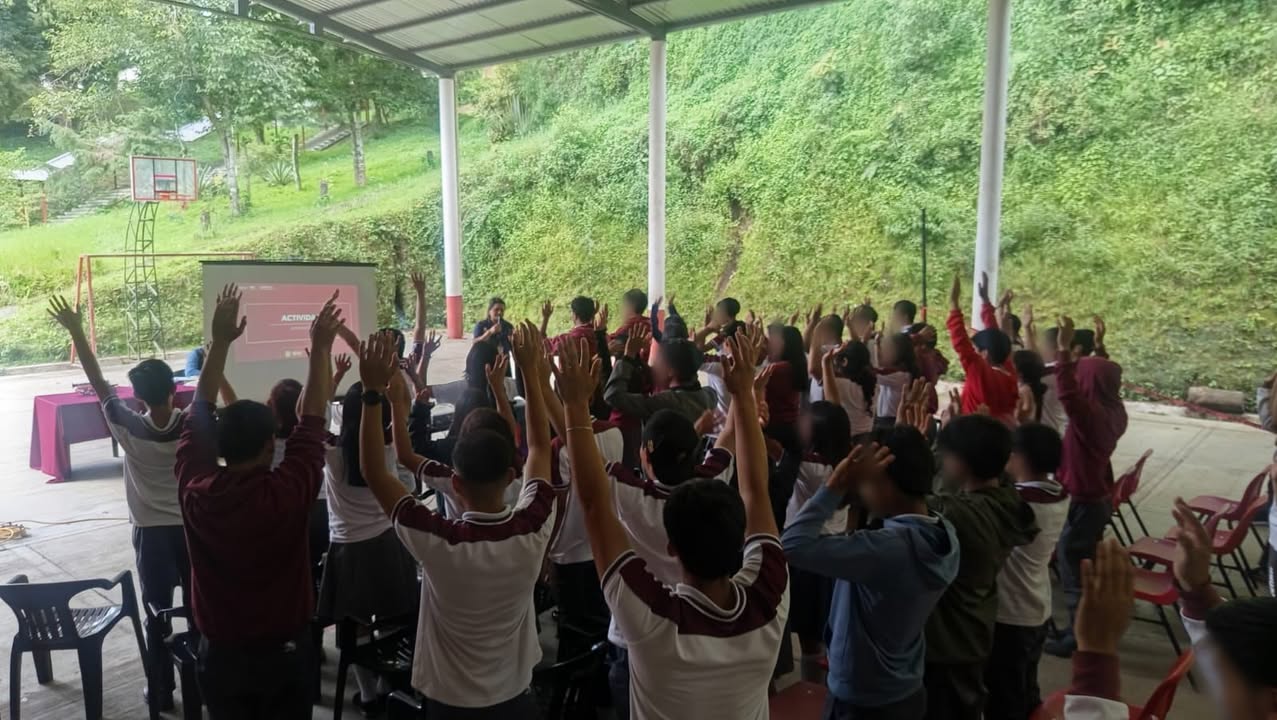 Performance Si Duele No es Juego presentado en COBAEV de Pánuco para prevención del acoso escolar