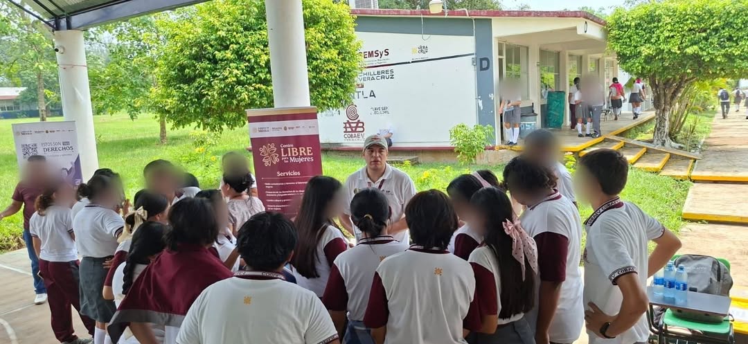 Performance 'Si Duele, No es Juego' contra el acoso escolar presentado por SSP Veracruz en planteles educativos