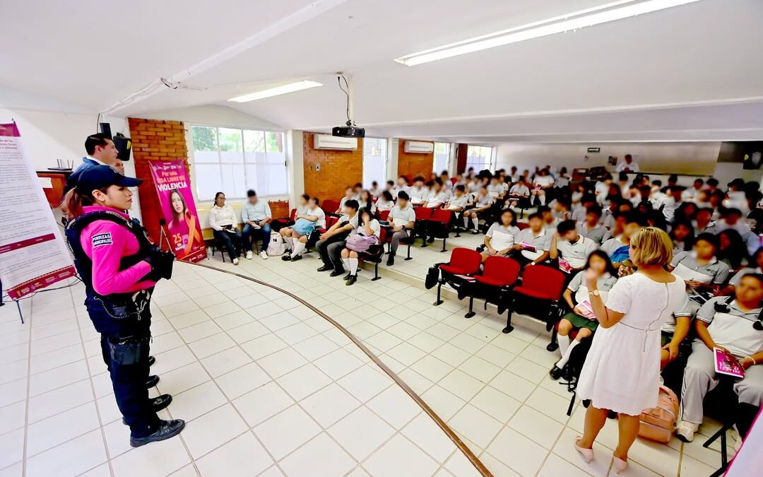 Plática sobre factores de riesgo para jóvenes en San Andrés Tuxtla
